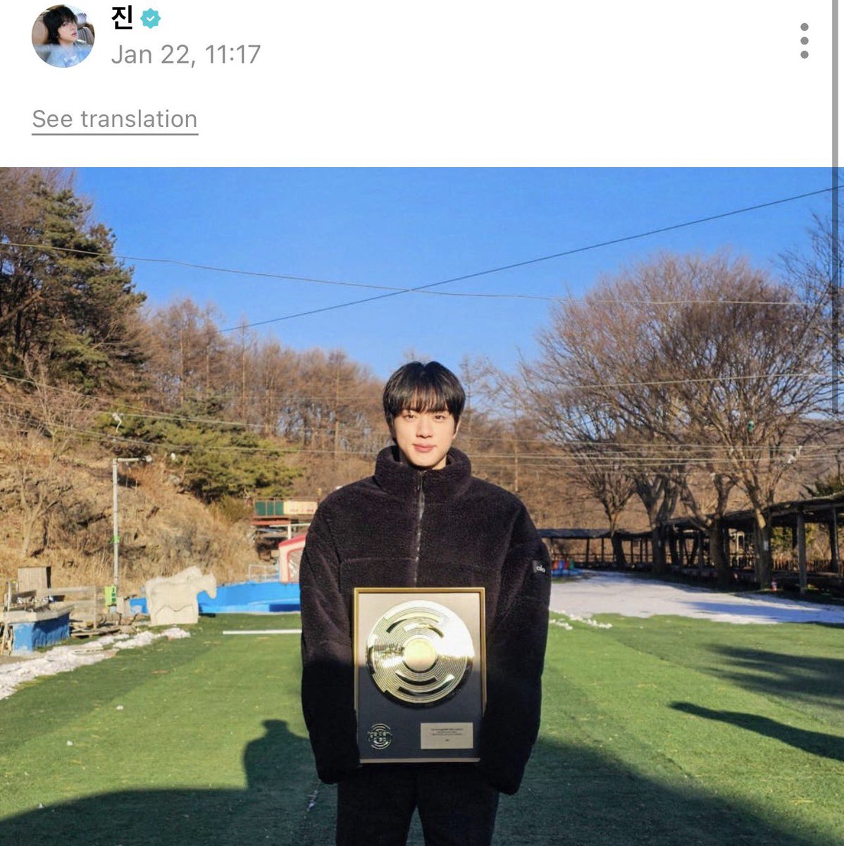 BackTheSoul's tweet image. 🌟 Atualização do #JIN no weverse 

🐹: Um prêmio precioso que nosso ARMY fez para mim finalmente foi entregue a mim agora. Muito obrigado. Vou guardá-lo com muito carinho!

CONGRATULATIONS JIN
MOST POPULAR MALE ARTIST JIN
#GDAWinnerJin #GoldenDiscAwards2026