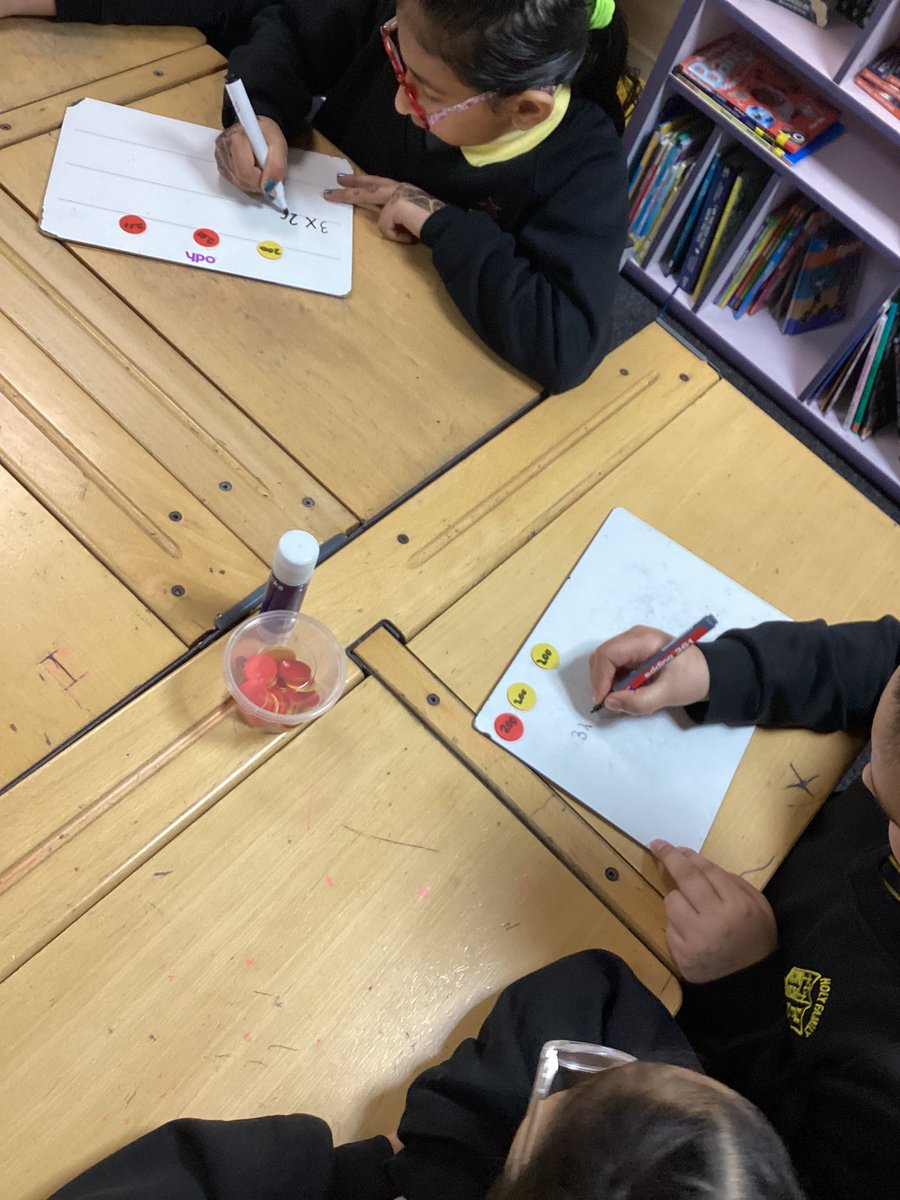 year_family's tweet photo. We can multiply 3 digit numbers by 1 digit numbers ✖️
We used unitised counters to help us 🔴
#MathsHFB10 #TeachingforMastery
@HolyFamilyScho1 @NCETM https://t.co/KfONCQQDoh