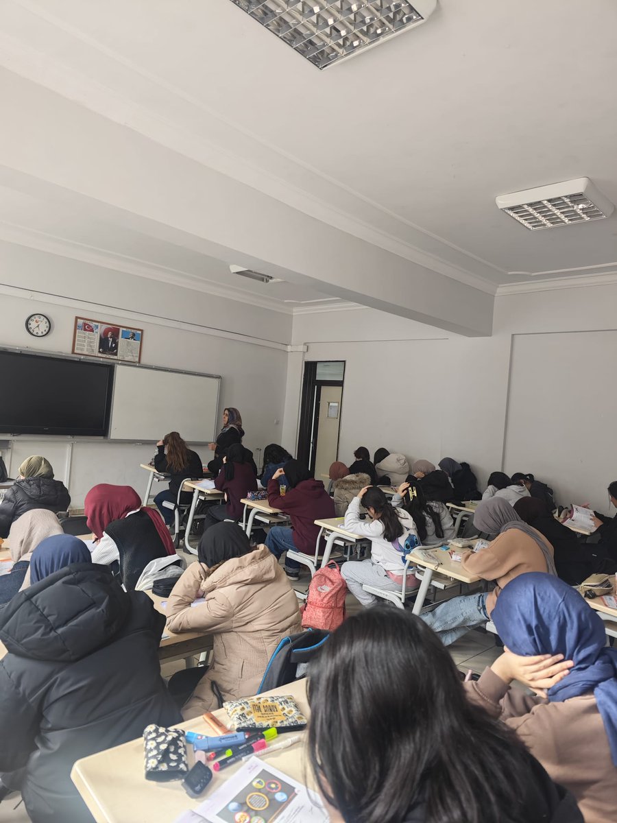 HEDEF 2026 YKS Kampımızda Yoğun Bir Şekilde Çalışıyorlar. Gönüllü Olarak Kampta Görev Alan Fedakar Öğretmenlerimiz Onların Matematik, Fen ve Türkçe Derslerinde Eksik Oldukları Konuları Gideriyorlar. Çözemedikleri Soruları Çözüyorlar. İmam Hatip Okullarında Başarı Tesadüf Değildir