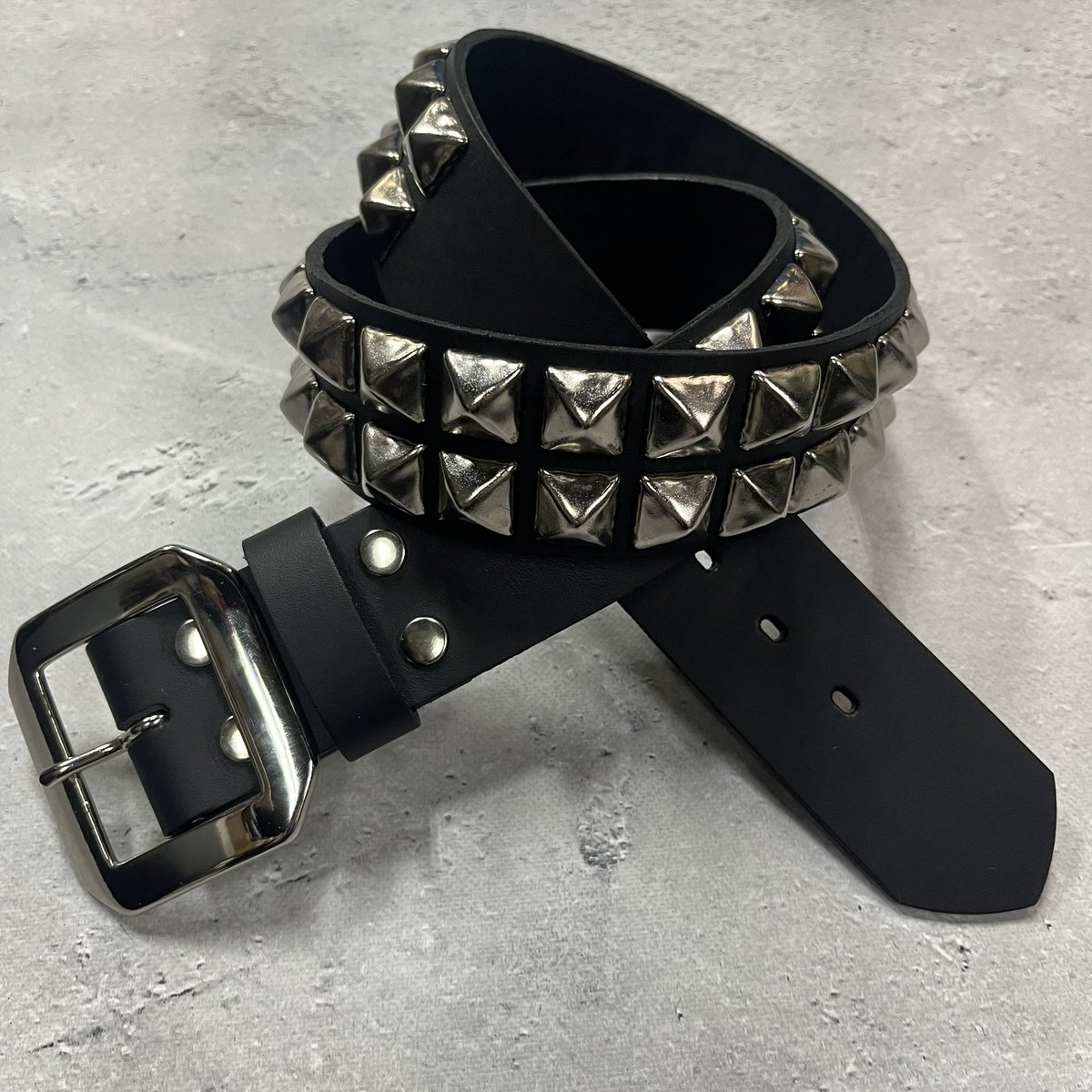 お客様オーダーのUSピラミッドスタッズを使用したベルトです。 モダン