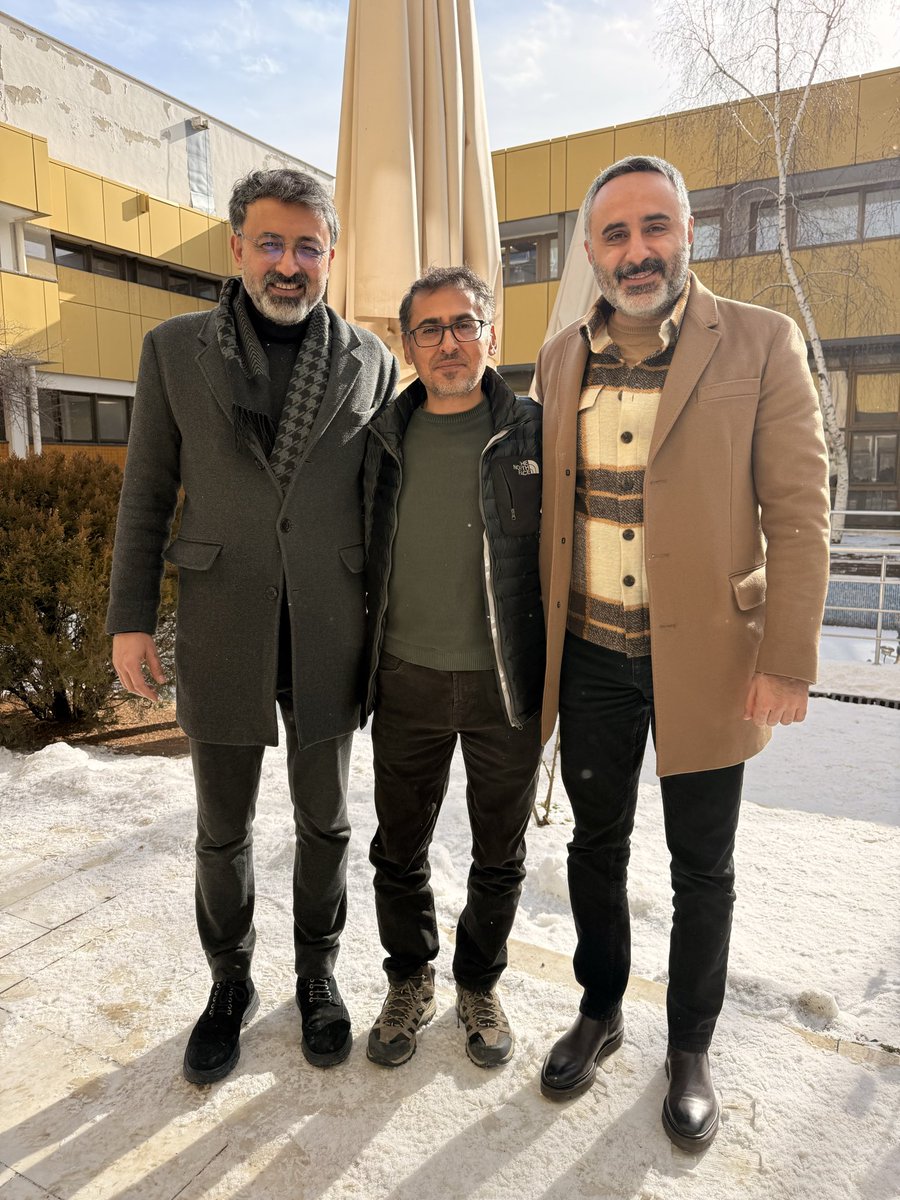 Dr. Bahadır Avşar (<a href="/bahadiravsar/">Dr. Bahadır AVŞAR</a>) ağabeyimle birlikte; edebiyat ve düşünce dünyamızın münevver ismi, zarif şairimiz merhum Abdurrahim Karakoç’un kıymetli oğlu, Ankara Yıldırım Beyazıt Üniversitesi İletişim Fakültesi Kurucu Dekanı Prof. Dr. Sn. Enderhan Karakoç hocamızla bir araya