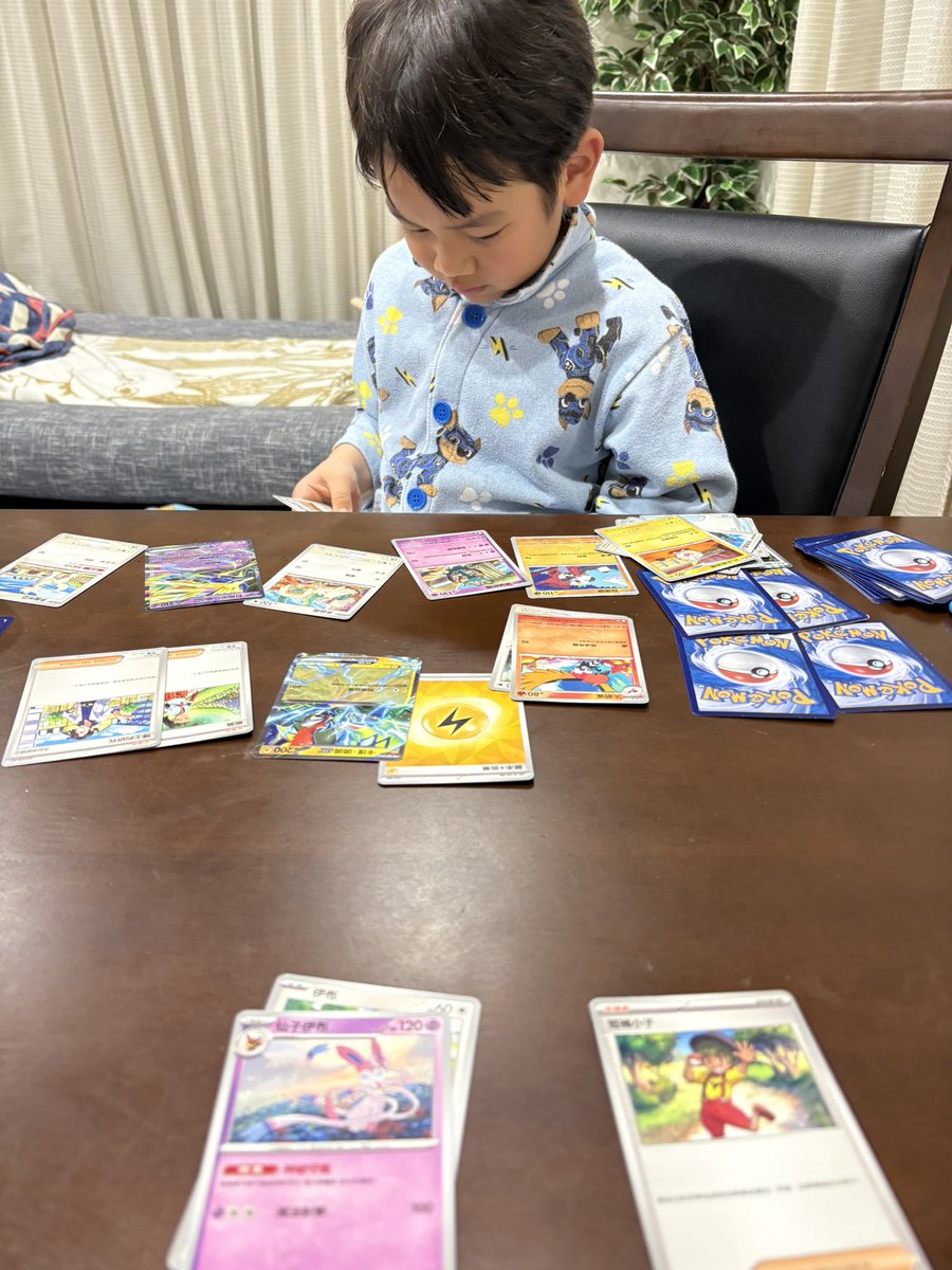 su_chan_tw's tweet photo. 5歳息子、しっかりとポケモンにハマってて毎日バトルしようと挑まれるんだけど（家族みんなルールとかカードの置き方？は超曖昧）、ママとは日本語版、パパとは台湾版で遊ぼうって言ってくれるの優しい https://t.co/WmKkkZD9N0