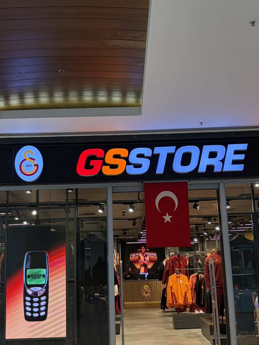 koca avmde tek Türk bayragi asili olan mağaza… gurur duyduk