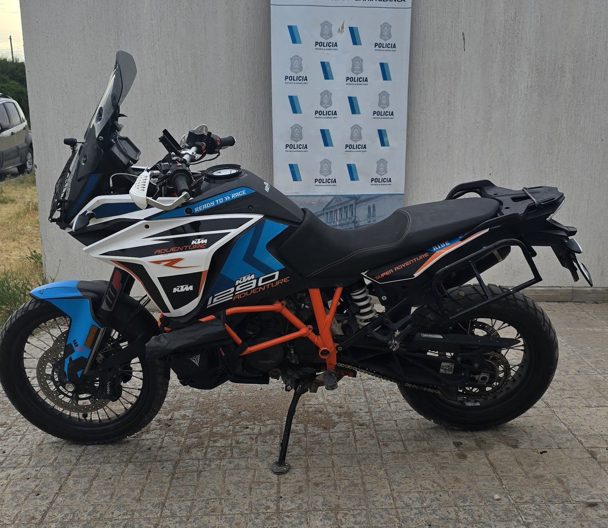 Policía detiene en Luis Bonatt y Evaristo Carriego a *DIMES GONZALEZ ALBERTO MARTIN (19) y tres jóvenes menores de edad, de entre 15 y 16 años*, quienes llevaban a tiro una motocicleta marca KTM sustraída del interior del patio domicilio de calle 12 de Octubre 4134