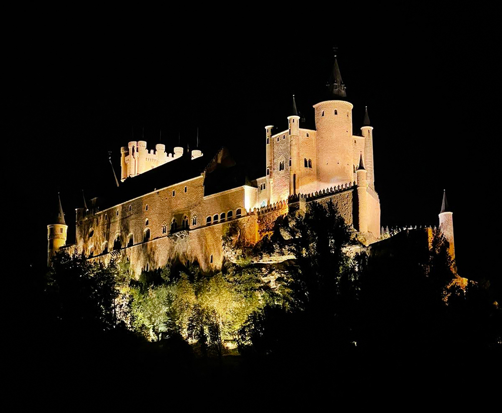 La noche antes de ser reina, Isabel la Católica no durmió. Paseó sola por el Alcázar de Segovia, en silencio, tomando la decisión más importante de su vida. Al amanecer, la historia ya había cambiado
shre.ink/5xUr
#Turismo #Viajar #Travel #Naturaleza  #TurismoCultural