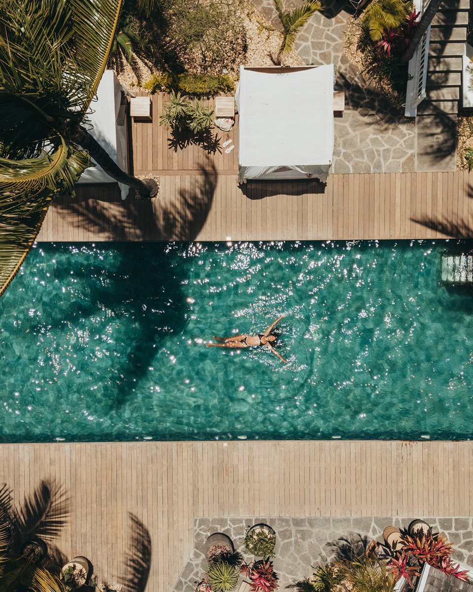 🌅  𝗨𝗡𝗘 𝗗𝗘𝗦 𝗣𝗟𝗨𝗦 𝗕𝗘𝗟𝗟𝗘𝗦 𝗔𝗗𝗥𝗘𝗦𝗦𝗘𝗦 𝗗𝗘 𝗟’𝗜𝗟𝗘 𝗠𝗔𝗨𝗥𝗜𝗖𝗘 . Entre Grand Baie et Pointe aux Canonniers, La Maison 20 Degrés Sud, unique Relais &amp; Châteaux de l’île, cultive l’art rare de l’intimité. 𝗗𝗲𝗰𝗼𝘂𝘃𝗿𝗶𝗿 > exclusifvoyages.com/adresse/la-mai…