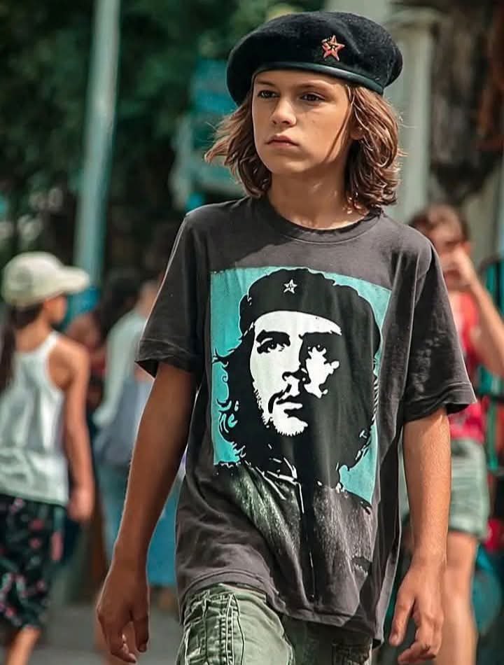 Un niño camina entre la gente, lleva historia en el pecho y futuro en la mirada.
Las ideas no envejecen. 🇨🇺
#CheVive
#DestacamentoDeRefuerzo