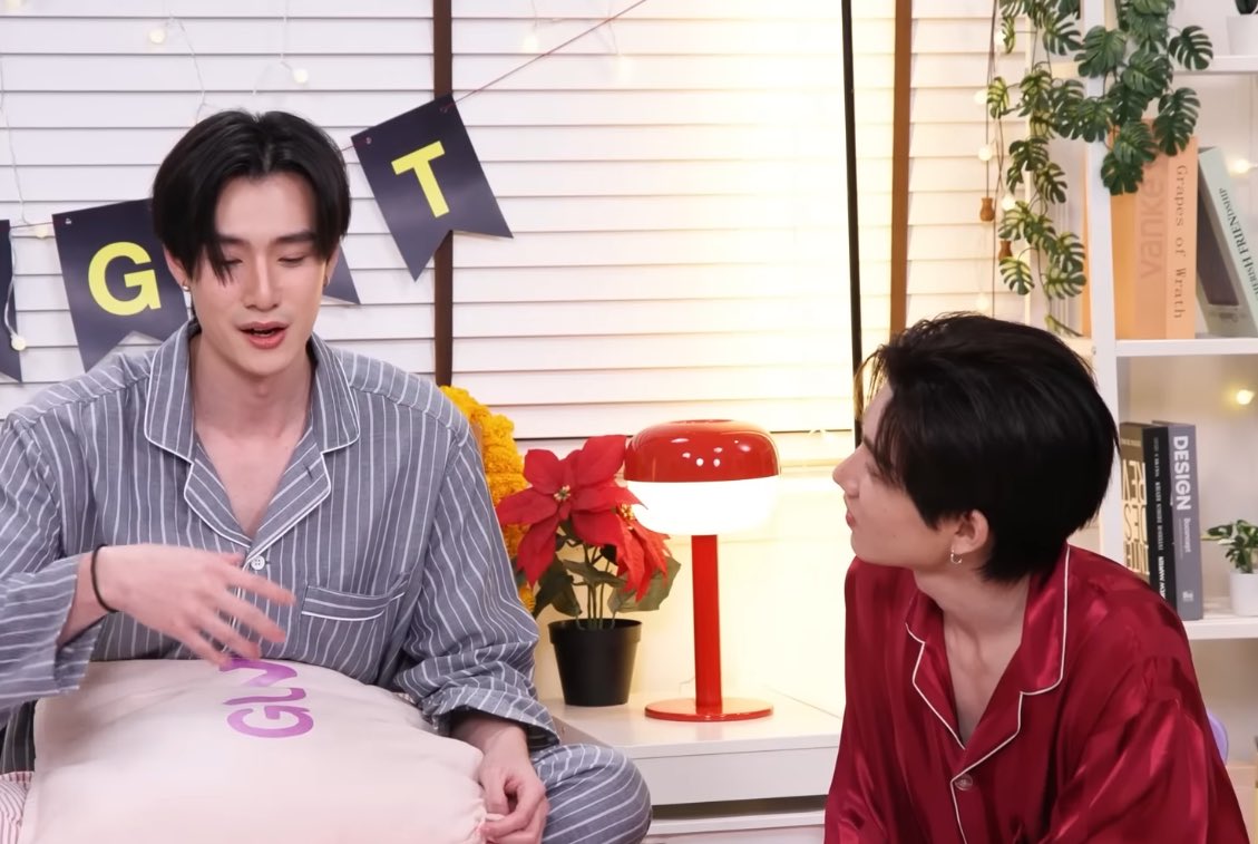 biasgueimut's tweet image. never imagined i’d say this but off and tee are giving dad–son energy

OFFGUNFUNNIGHT X DT 

#รักหลับกับออฟกันSpecial 
#dew_jsu #tee_vtp