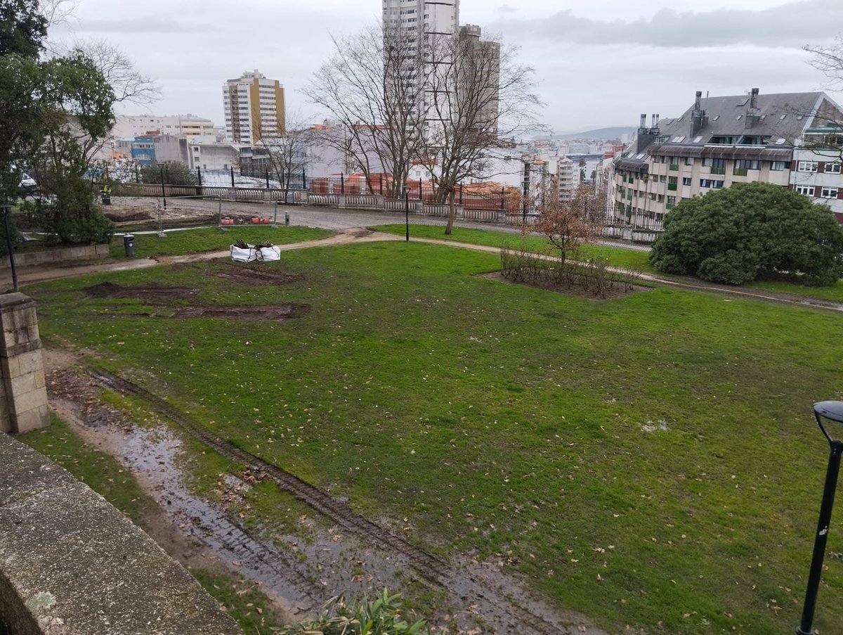 PabloBrunPintor's tweet photo. @ConcelloCoruna Se agradece o cambio das tumbonas na Rosaleda,Parque Santa Margarita. Pero non estaría de máis que as obras que están a facer non milloraran o camino que rodea esta zona.Como se ve,sempre está encharcada sendo imposible camiñar ou correr aí. Unha capiña de terra? https://t.co/H1tASUYM6z
