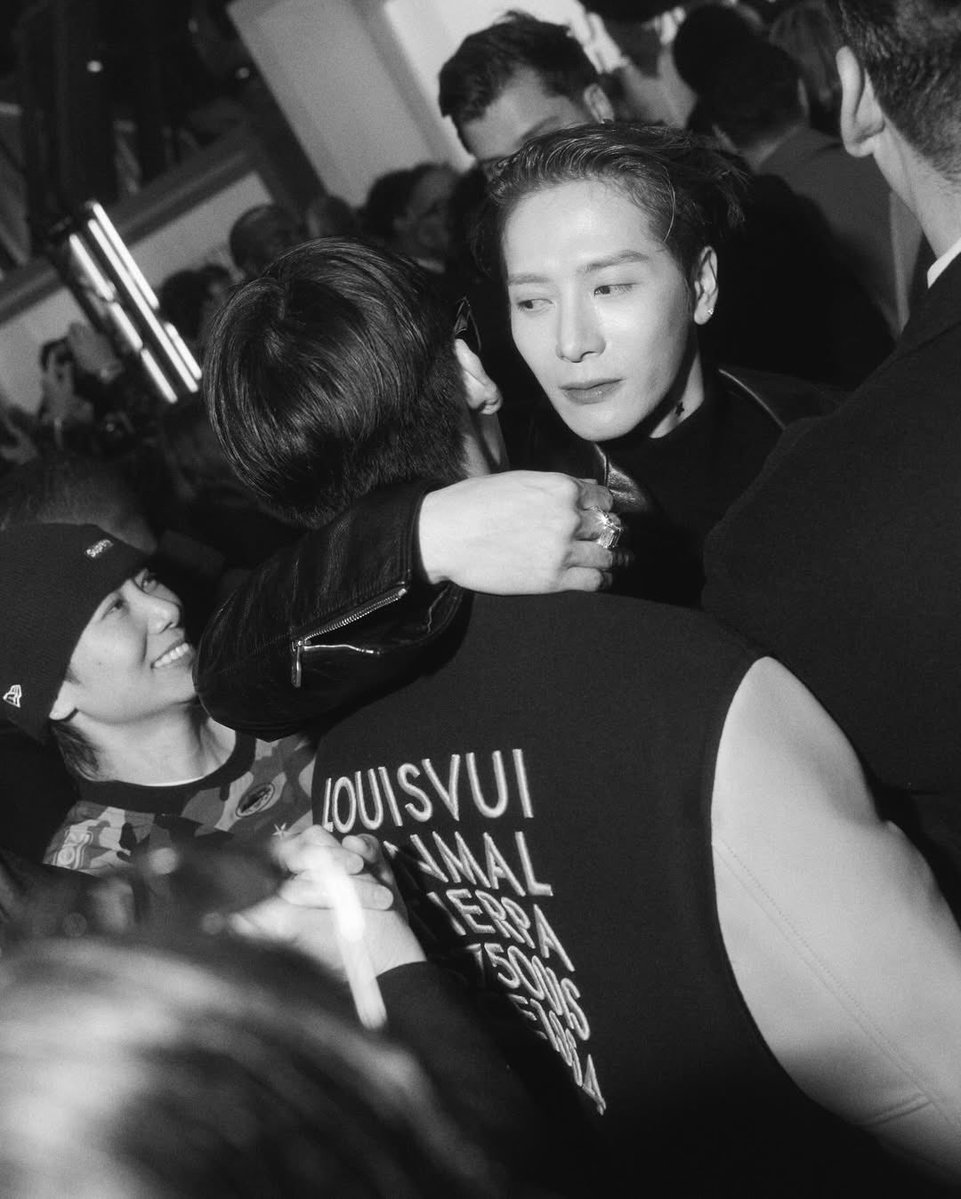 milo_ja's tweet image. ฮืออออ น้ำตา แจ็คแบมไม่ว่าจะผ่านไปกี่สิบปีก็เหมือนเดิม และกอดกันแบบเต็มรักมากกก
ที่สุดจริงๆ Forever Jackson &amp;amp; Bambam 💚
I love 🐢🐍

#JackBam 
สุ่มแจก 94.97 สองคนค่า สุ่มพรุ่งนี้ค่ำๆ
#JacksonWangxLVMenFW26 #BamBamxLVMenFW26