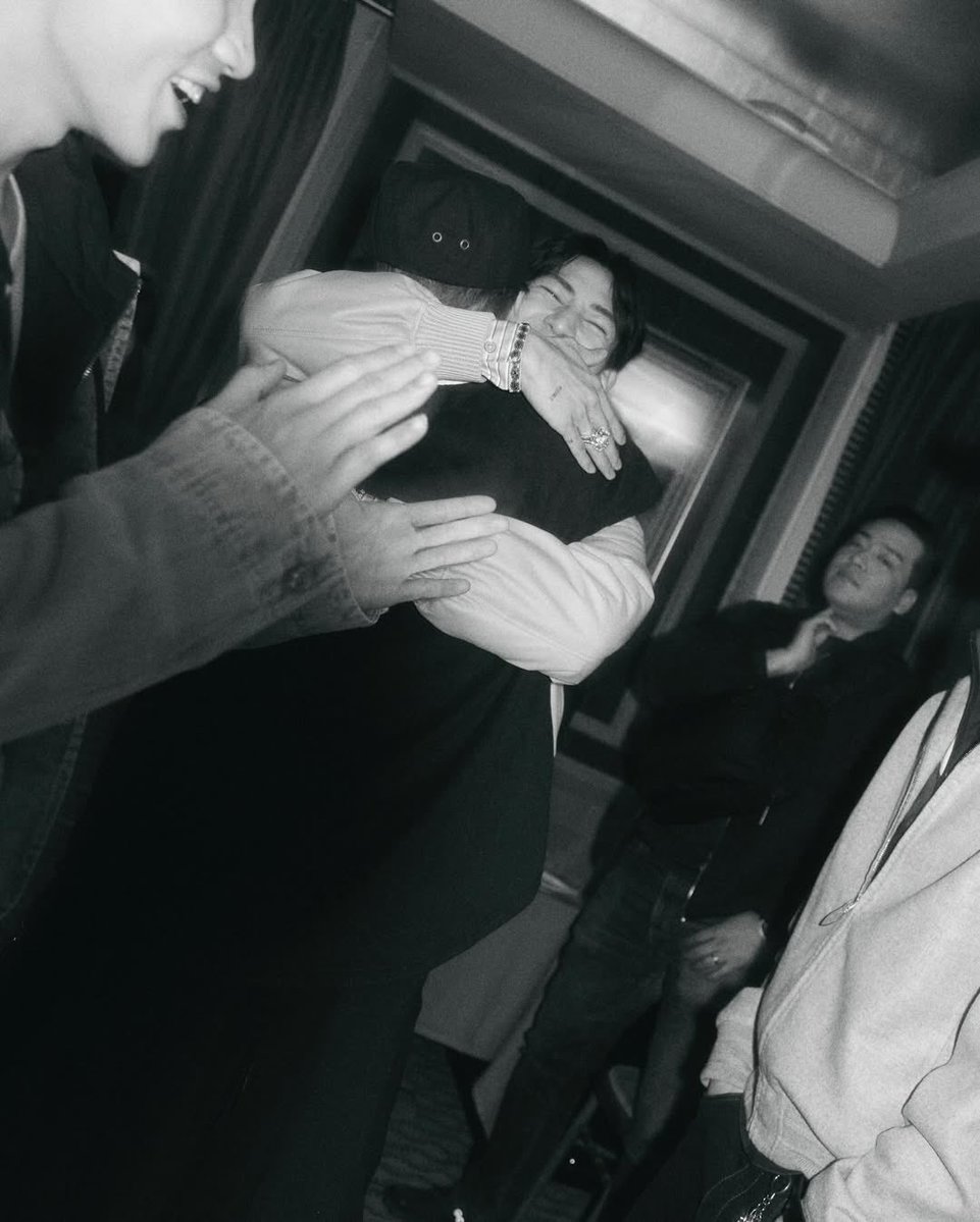 milo_ja's tweet image. ฮืออออ น้ำตา แจ็คแบมไม่ว่าจะผ่านไปกี่สิบปีก็เหมือนเดิม และกอดกันแบบเต็มรักมากกก
ที่สุดจริงๆ Forever Jackson &amp;amp; Bambam 💚
I love 🐢🐍

#JackBam 
สุ่มแจก 94.97 สองคนค่า สุ่มพรุ่งนี้ค่ำๆ
#JacksonWangxLVMenFW26 #BamBamxLVMenFW26