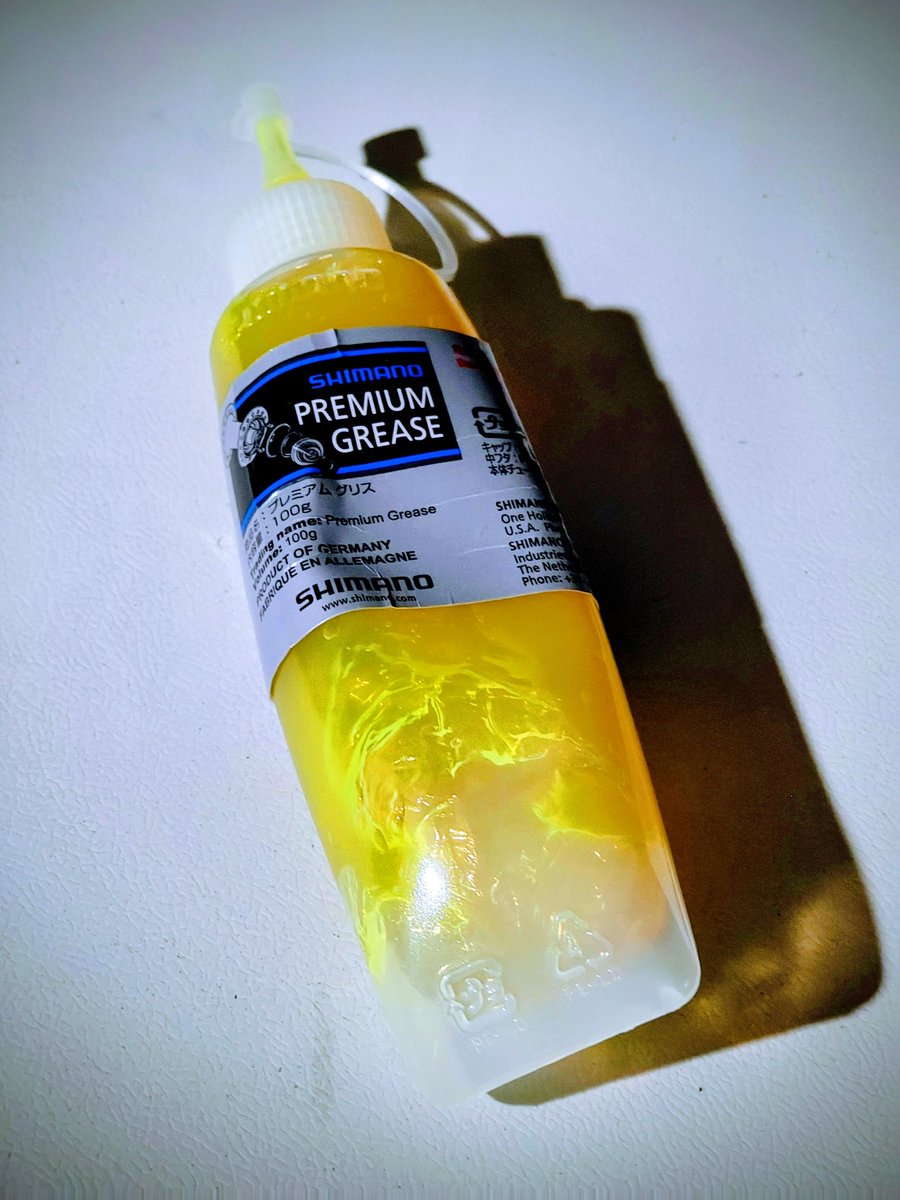 グリス買いましたー😁絞っても全然出んなぁ〜と思ったら先端切らなアカンねんな🤣
先日破損したHORIZEのVクランプはヒンジのグリス切れが原因で、組み立ての時にクランプがロック側へ戻ってしまって、勢いよくフレームを戻したためにクランプの抑えに力が掛かって破損したのではないかと推測。