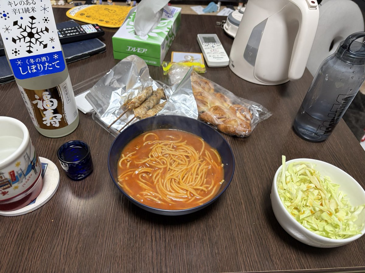 睡眠不足による体調不良(ただ眠いだけ)なのでクソほど料理サボった
半額の焼き鳥のももと神戸で買ったエピがうまくて酒が進む
今日は寝るぞー