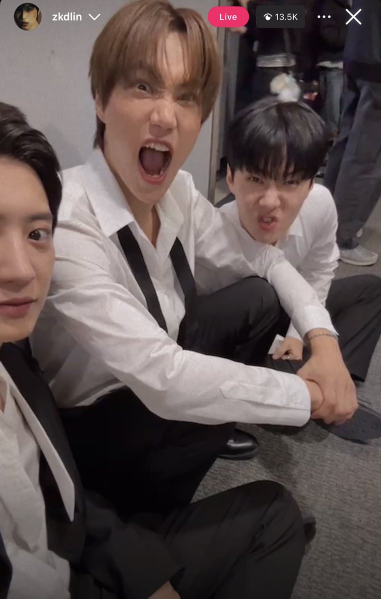 คิงส์ออฟเคพอพ เจ้าของเพลง Crown เบื้องหลังนั่งพื้นข้างทางเดิน ไลฟ์ทำหน้าตลกๆอยู่หลังเวที 55555555555555555555