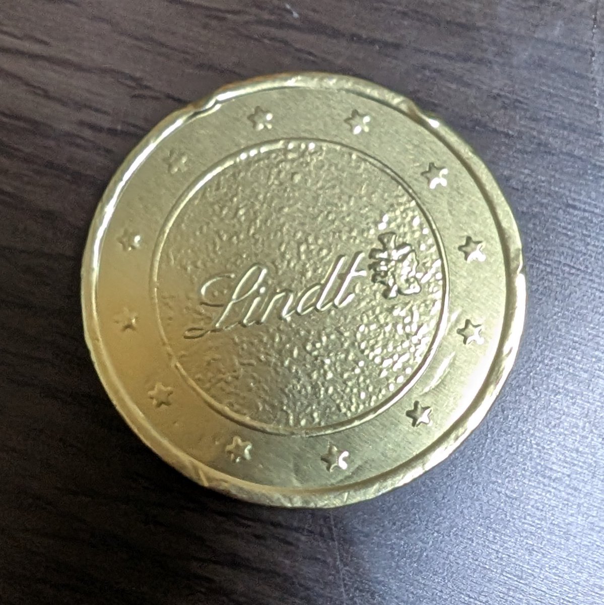 リンツのコイン型のチョコ どこから開けたらいいか分からず 食べさせて貰えない😭😭