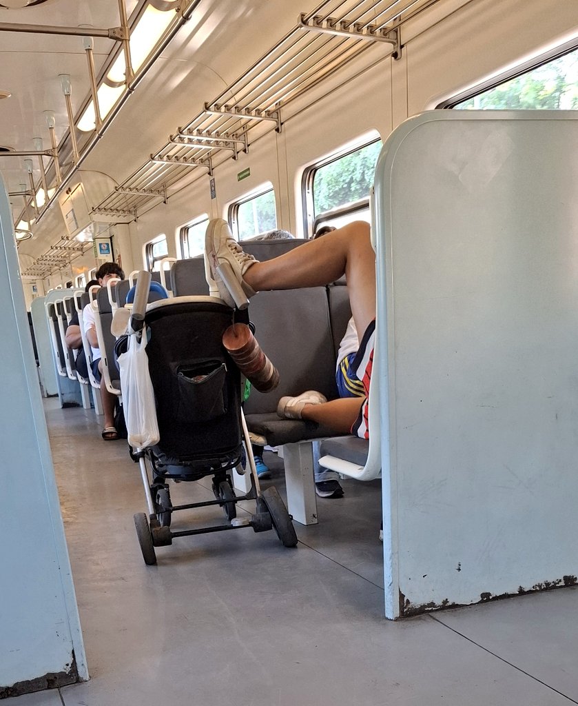 Viajas en <a href="/Tren_SanMartin/">FC Gral. San Martin®</a> con este tipo de humanos, de L. a V. 
Y tenes que bancarte sus acciones visualmente.
Y la música / etcétera, mejor no acordarte. 
No se darán cuenta, que salen de las formas de convivencia social, en un trasporte público.