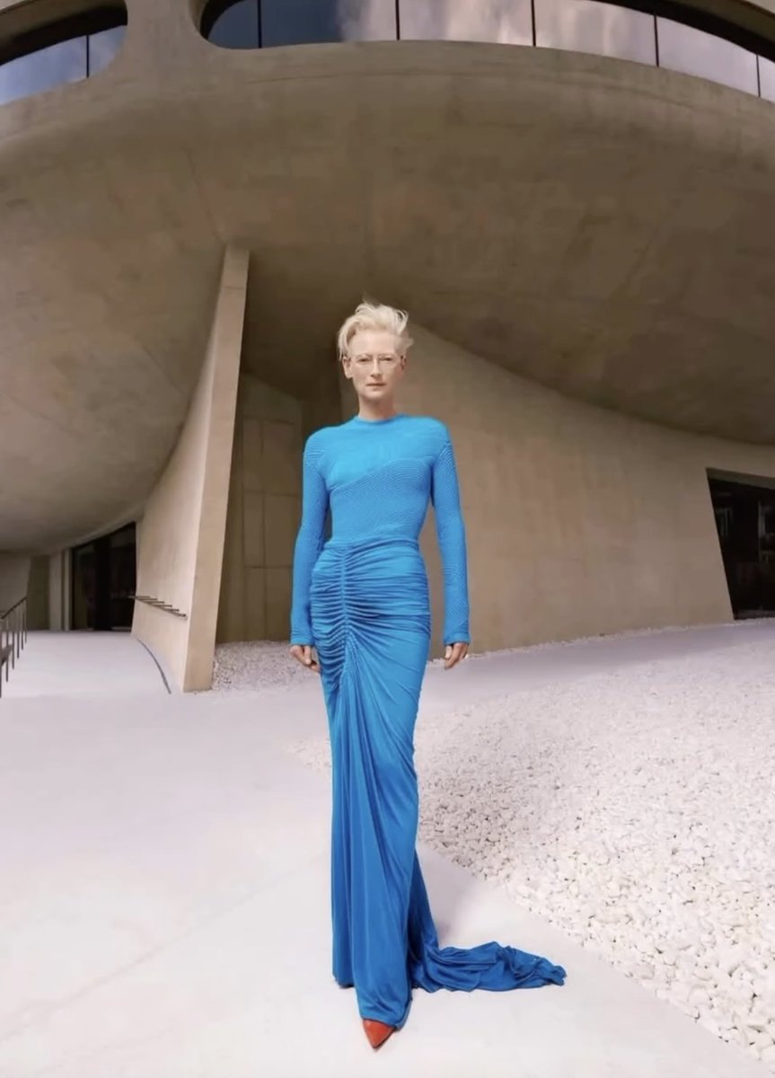 LuxuryChannel's tweet image. #TildaSwinton wears a striking piece by Standing Ground - a label rooted in a time-transcendent approach to #fashion. Founded by Michael Stewart Dunne, Standing Ground uses draping and sculpting as tools for exploration, emphasising the relationship between form and the wearer.