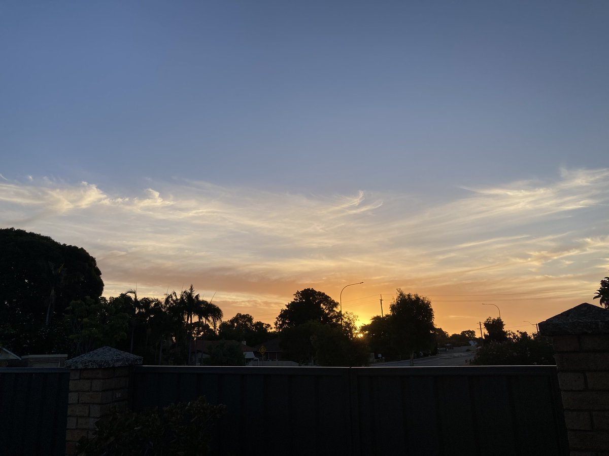 perthovalman's tweet photo. @coffeevanishere @weather_wa @drstip @BunburyWeather @ManjitK6987 @JayStill4 @baxlex @AvisM @paulmp @speedbird020 @Sparrow_65 @ImTheOnlyAstro @MJG_1990 @Barnsy_Lisa @2017Ferret @ParmeliaWeather Perths sunset 🌅 22/1/26 #perth #sunset #cloudformations https://t.co/G2HLj8p4Rg