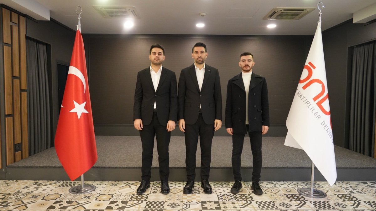 onderbatman's tweet photo. Genel Başkanımız Abdullah Ceylan ve teşkilatlanamadan sorumlu Genel Başkan Yardımcımız Ekrem Erdem beyefendiler ile il temsilciliğimizin genel değerlendirmesini yaptık, gelecek dönem projelerimiz ile ilgili istişarede bulunduk.  @onderihl @aceylantr @ekremerdemm #önder #önderihl https://t.co/xI4VyWqWQq