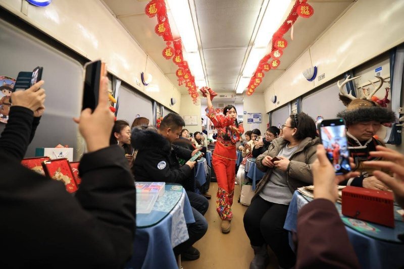 wheels_china's tweet photo. During the trip to Mohe, the travelers took part in a range of cultural activities, including #Ewenki birch bark pyrography demonstrations, #Oroqen folk songs, embroidery displays, and Northeast #yangko dance as well as a traditional #Manchu folk game. https://t.co/fqxu65I1rg