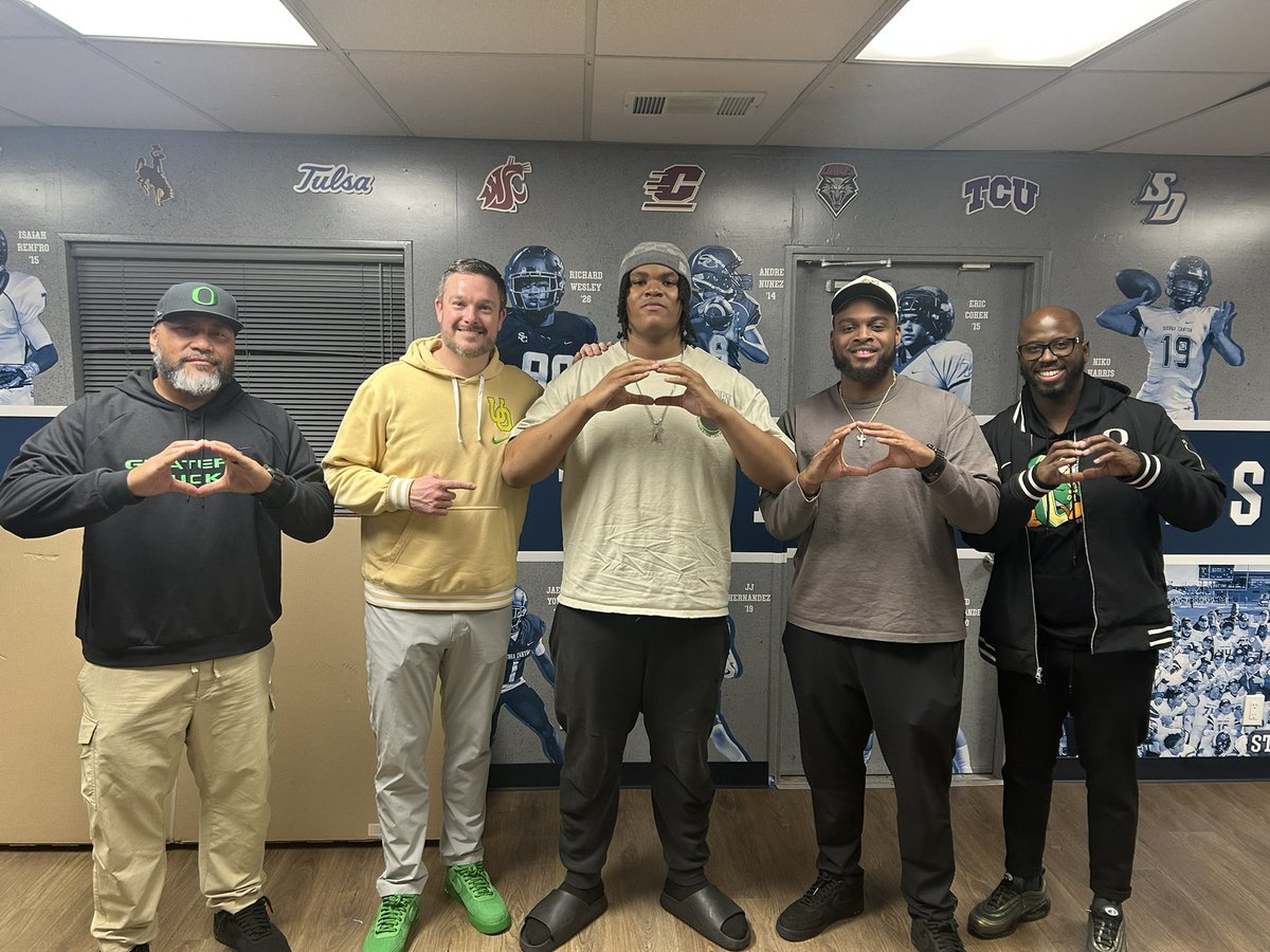 _KasiCurrie's tweet photo. I appreciate @CoachTuioti92 @CoachDanLanning @105CoachTerry for coming out to SC to meet with me!!! Go Ducks💚🦆 https://t.co/NONvPJyfc0