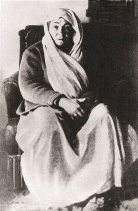 TugayMert's tweet photo. @bahriye_ucok_ Anadolu kadını gayet 1000 yıldır Türban takar .1923 sonrası analarımızın başını acabilmek için elinizden geleni yaptınız . 
O attıgın foto Türk'ün örf adetini nasıl elinden aldığınızın kanıtı .
Sizi örnek alan anadolu kızları sosyal medyada basları kapalı  twerk yapıyor 🤣🤣 https://t.co/S25k18QhCA