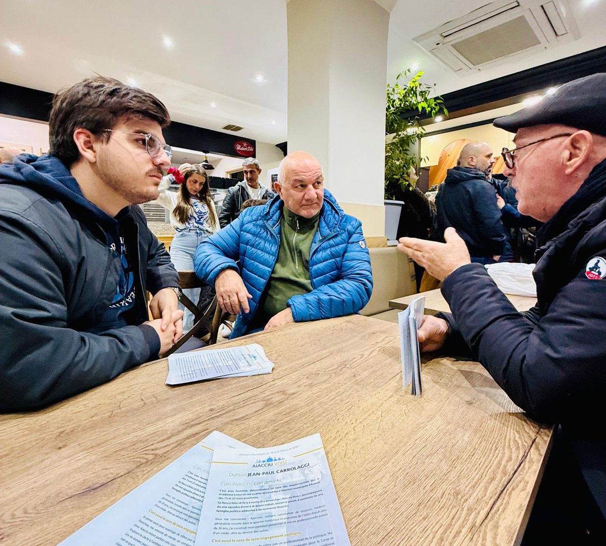 aiacciuvivu's tweet image. ✊🏻 𝐒𝐞𝐦𝐢 𝐢𝐧 𝐦𝐨𝐬𝐬𝐚 ! I Salini : à u vostru scontru !

Première sortie, dans le cadre de notre campagne, hier soir, à I Salini ! 

_
#AiacciuVivu #Aiacciu #AlizzioniMunicipali #Carrolaggi2026