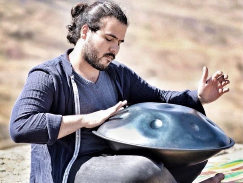 Amir Ali Zarei, 35 ans, a été assassiné pas les forces de la République islamique d’Iran alors qu’il manifestait à Téhéran. Ancien étudiant de l’Université des Arts et talentueux joueur de hang, il a exercé pendant 18 ans comme coach de vie et praticien de la méditation,