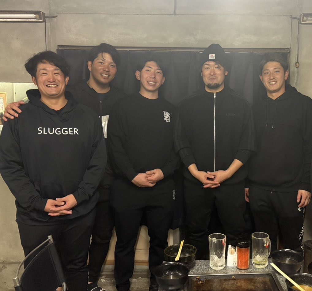 10toba's tweet photo. 2026京都自主トレ終わりました。
支えてくれたサポートしてくれた方々には感謝でいっぱいです。
結果で喜んでもらえるように頑張ります。
【TEAM とばさん】
皆んなから刺激もらって刺激しあって
本当に良い自主トレでした。
良い状態でキャンプインできます。

NTT西日本野球部の皆様もありがとうございました。

きばっど。
#戸柱恭孝
#大城卓三
#松尾汐恩
#寺地隆成
#TEAMとばさん
#名付けたのは
#たくみくん
#10年かかった
#自主トレネーム
#ありがとう