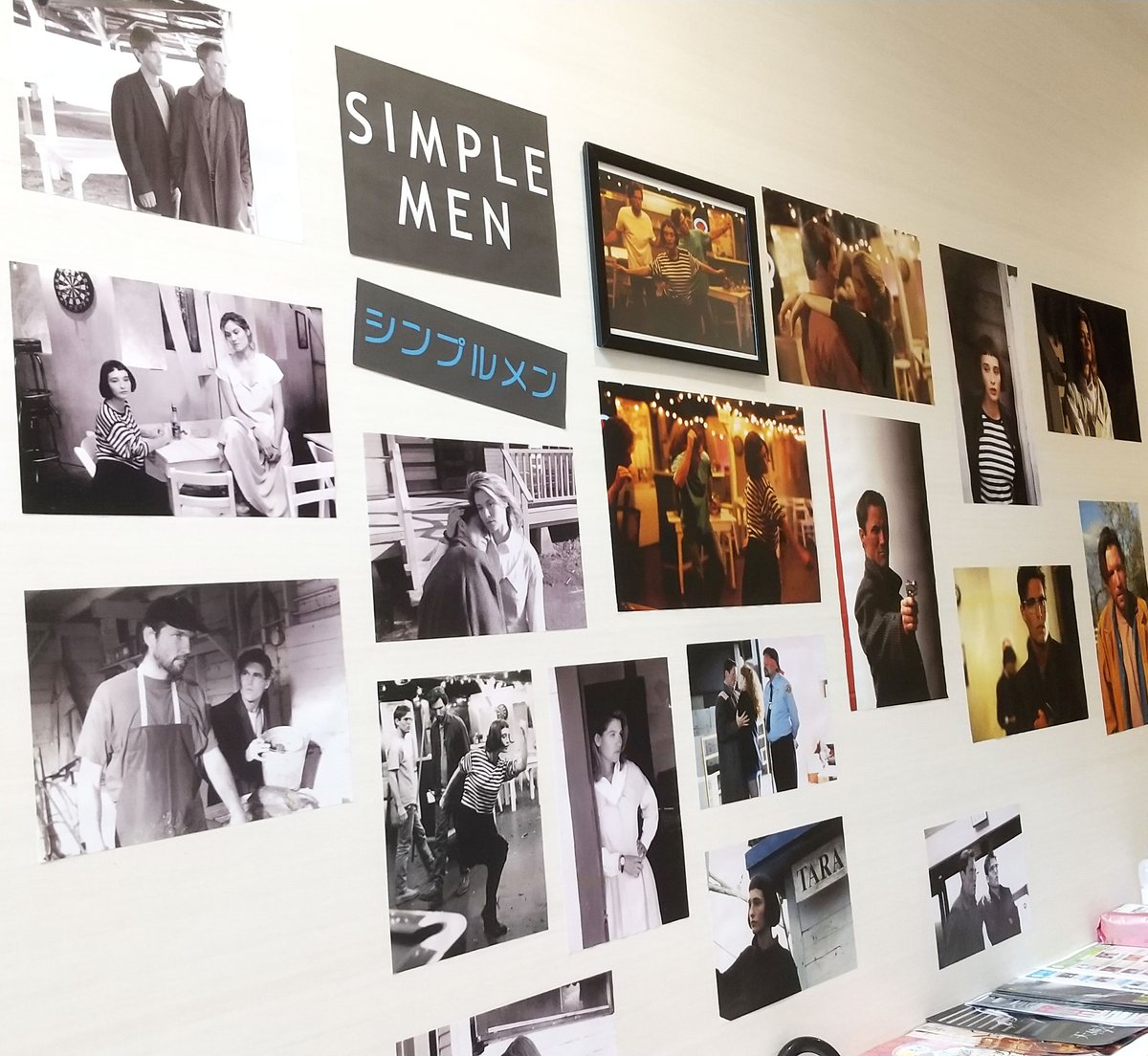 「シンプルメン」
インディーズ映画界を代表するハル・ハートリー監督作品
オフビートなロードムービーの魅力をミニシアターでかかった時に浴びて欲しい。

ジャン＝リュック・ゴダール監督の「はなればなれに」のダンスシーンをオマージュ。