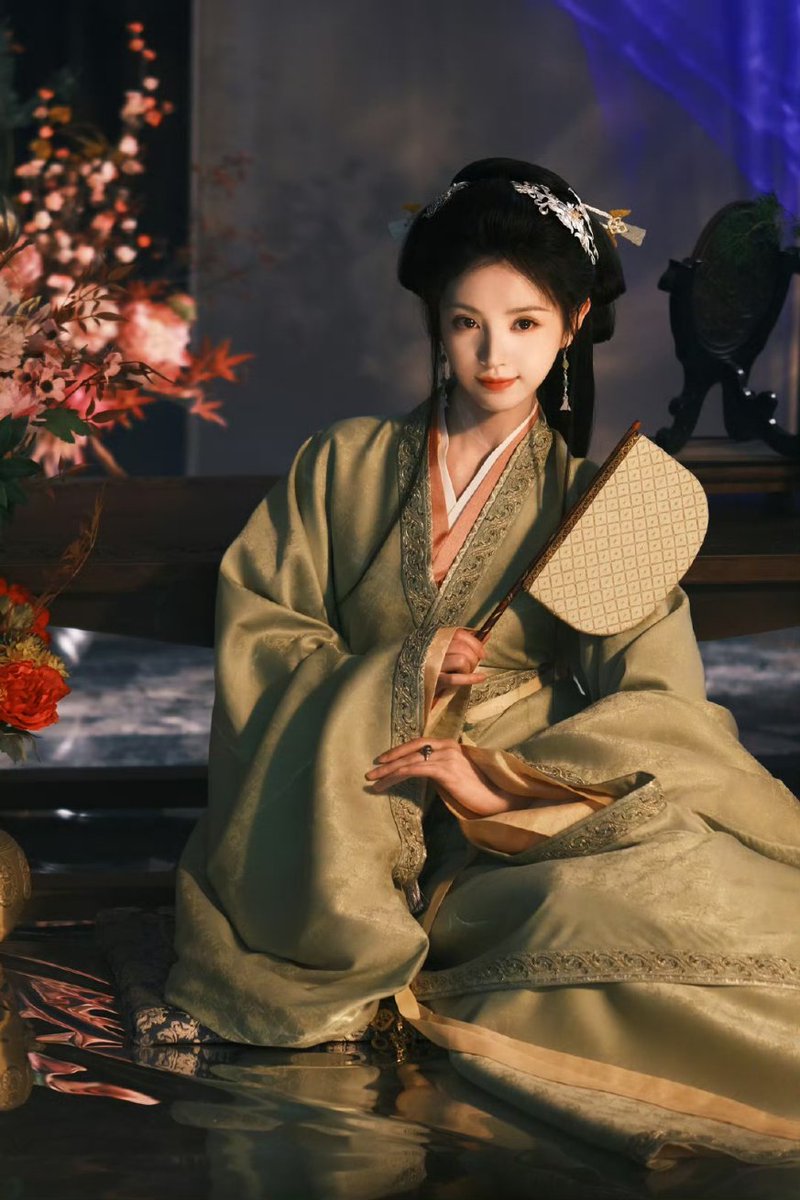 onlyxiwei's tweet image. "no matter if you're pretty or not, dress up for yourself. not for men, not for anyone else, just because you love yourself &amp;amp; wanna feel good." said Grandma Wei Rao ♡

#TianXiwei #田曦薇 #TransferGoldHairpin