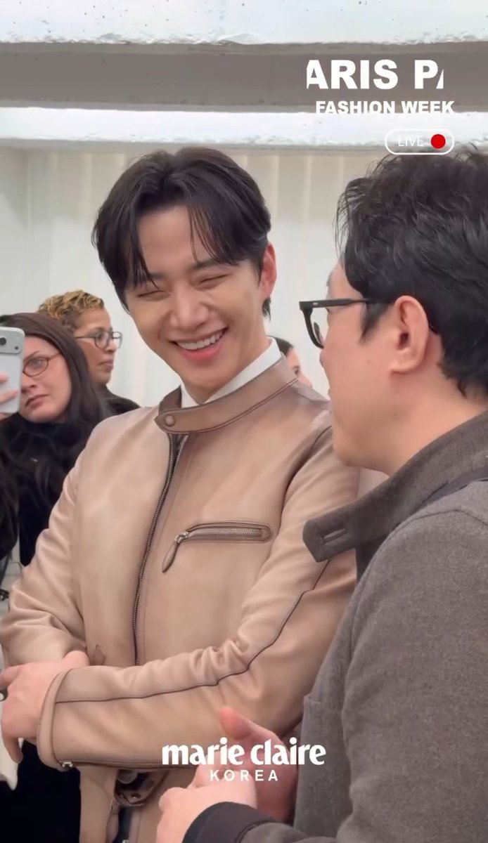 이러케 쳐다보면서 듣고 있다가 세상을 다 줄것처럼 웃어버리면 어떠케 하나요

#이준호 #LEEJUNHO
#벨루티 #BERLUTI
#ParisFashionWeek