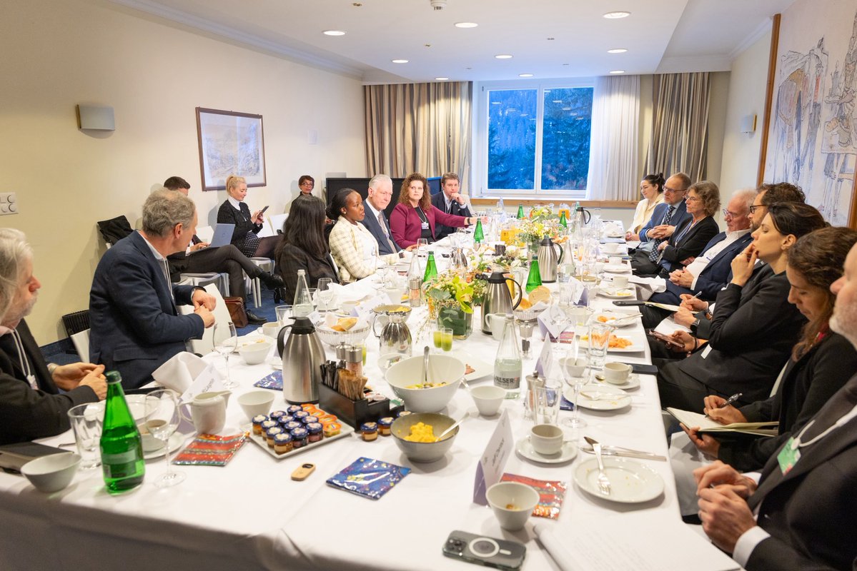 At #WEF26, Minister <a href="/MusoniPaula/">Paula Ingabire</a> co hosted a high level roundtable with <a href="/GlobalFund/">The Global Fund</a> on responsibly scaling AI to strengthen health systems in low and middle income countries. She highlighted Rwanda’s experience with the AI Health Technology Hub developed with <a href="/Novartis/">Novartis</a> , the AI