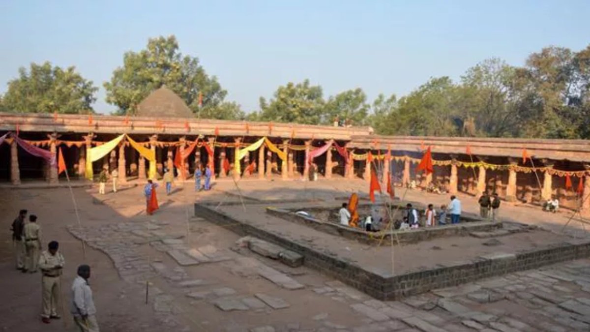 AdityaP77926757's tweet photo. #Ban_Namaz_In_Bhojshala
Bhojshala is a Hindu Temple. https://t.co/nyeZlh4QNX