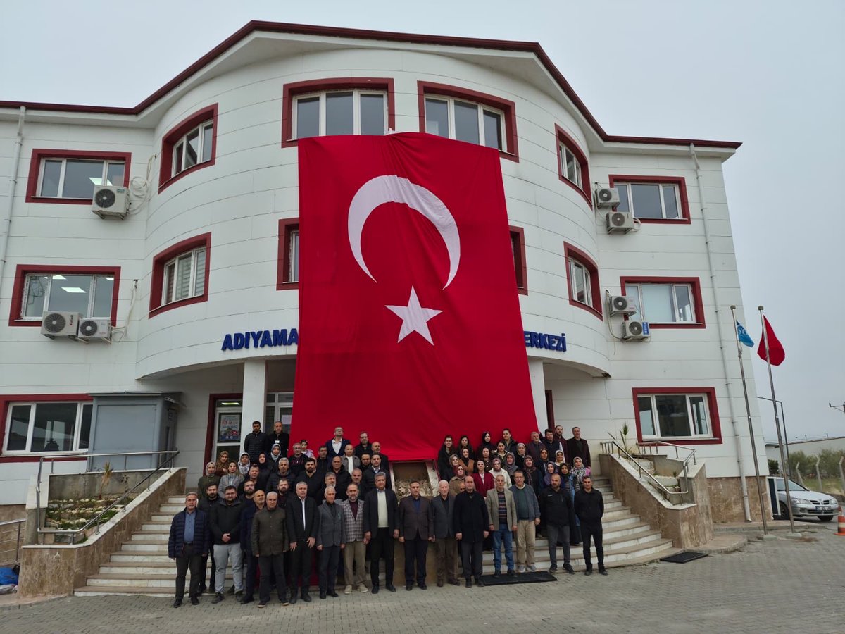 Ey mavi göklerin beyaz ve kızıl süsü ,
Kız kardeşimin gelinliği,şehidimin son örtüsü,
Işık ışık,dalga dalga bayrağım!
Senin destanını okudum,senin destanını yazacağım…