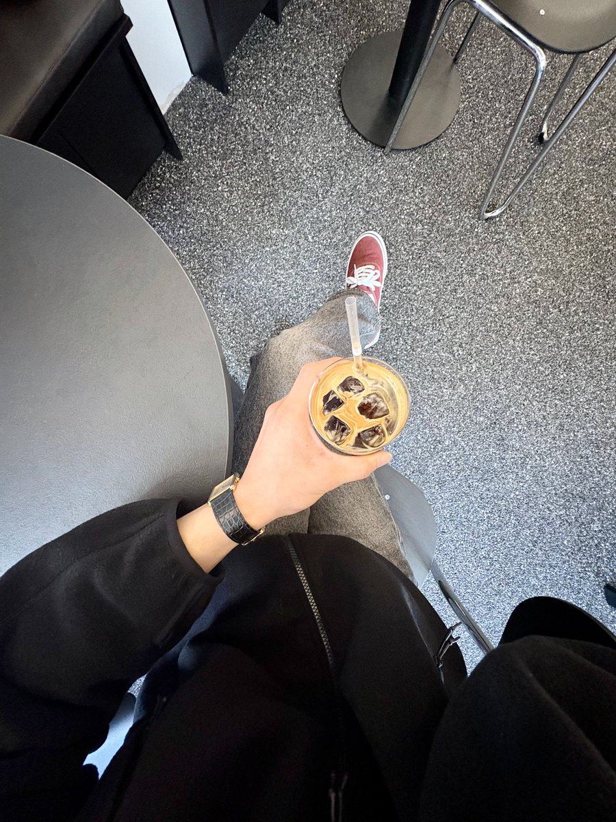 daebubble's tweet image. 260122 💌🦖

*He sent a photo sitting in a cafe

It's so cold these days!!! 
Take care not to catch a cold ⭐️🔜