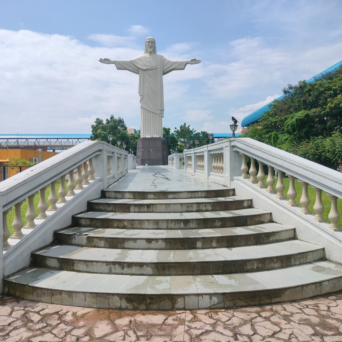 deepakgupta13mp's tweet photo. This is a replica of Christ the Redeemer, jo Kolkata mein banayi gayi hai 🙏✨
Original statue Rio de Janeiro, Brazil mein hai, aur yeh New 7 Wonders of the World mein shamil hai 🌍 
#ChristTheRedeemer #Replica #WorldWonder #7Wonders #Peace #Faith #Love #Unity  #trending #viral https://t.co/W5W6JCUefS