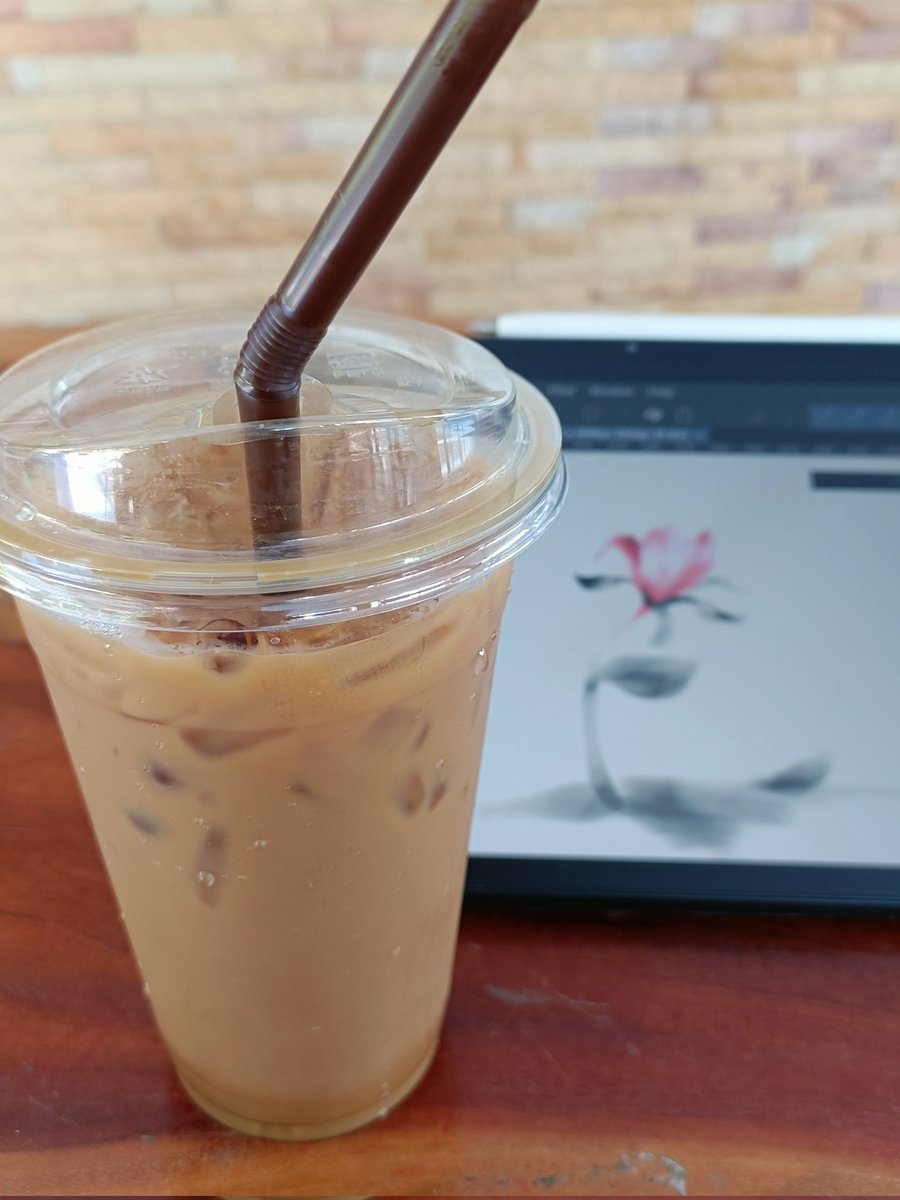 JeraCyrus's tweet photo. On days when I feel empty, iced coffee and art quietly put me back together.

#roday https://t.co/44BhCeoRUG