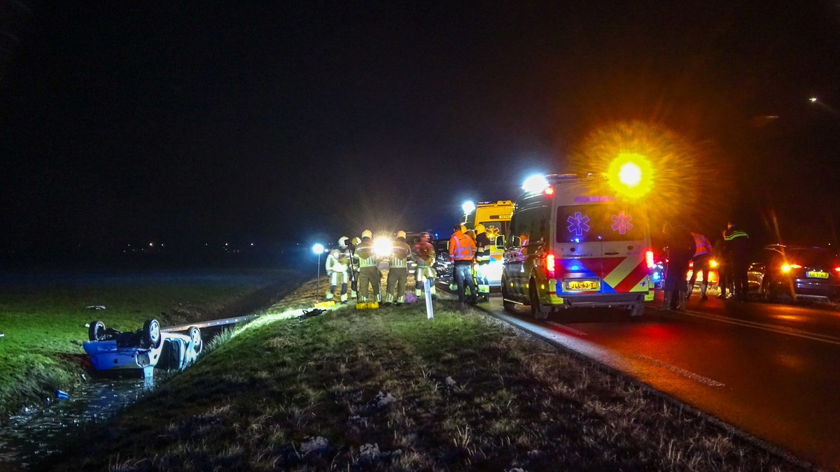Auto belandt op de kop in sloot na botsing op N361 Rinsumageast