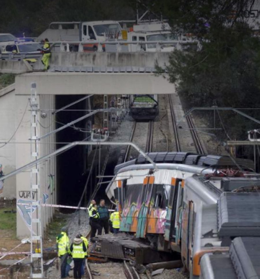 Els mateixos maquinistes que van boicotejar el traspàs de rodalies a Catalunya fan vaga encoberta per denunciar la manca d’inversions per part de l’estat espanyol.
Genis🤦🏻‍♀️