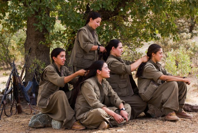Groenlandia, Irán, la desgracia de los trenes… Son muchos frentes, pero están masacrando a las kurdas en Siria y hay que denunciarlo. El ISIS las viola, decapita y corta las trenzas q las guerreras se entrelazan unas a otras antes de la batalla como símbolo de unión femenina 💜