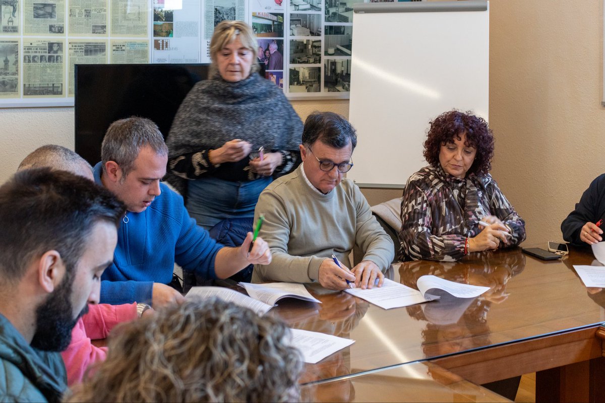 aremamurcia1's tweet photo. Este miércoles, las partes negociadoras del convenio regional de carpintería, ebanistería, tapicería y varios de la Región de Murcia, formada por los sindicatos y AREMA, han procedido a la firma del mismo para los años 2026 y 2027. https://t.co/zraFaK8pGh