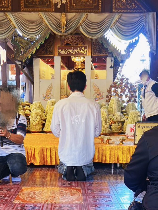 น่าจะอัพได้แล้ว(?) พี่เราไปเที่ยวเชียงใหม่แล้วเจอปอนด์กับเจมีไนน์ไปไหว้พระด้วยกันน😭 พี่บอกว่าเห็นคนใส่แมสก็ว่าไมหล่อจังวะ จนเพื่อนบอกนั่นปอนด์!5555 ส่วนจมนชิลมาก เดินจะชนกันอยู่ละ🤣 (ปอนด์แอบไปหาใครสารภาพมา) 

ps. not real time ka 
(ถ้าไม่โอเคแจ้งลบได้นะคะ) 
#ppnarvit #Gemini_NT