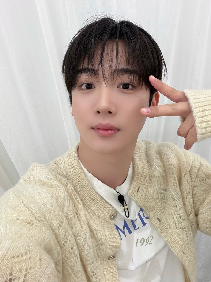 WEi__Official's tweet photo. 흥미진진한 전개 속 찰떡공감 모먼트🤍
합숙맞선 속 리액션 요정 요하니, 다음 주도 함께해요🧚

#위아이 #WEi 
#김요한 #KIMYOHAN https://t.co/akFl8EMi2R
