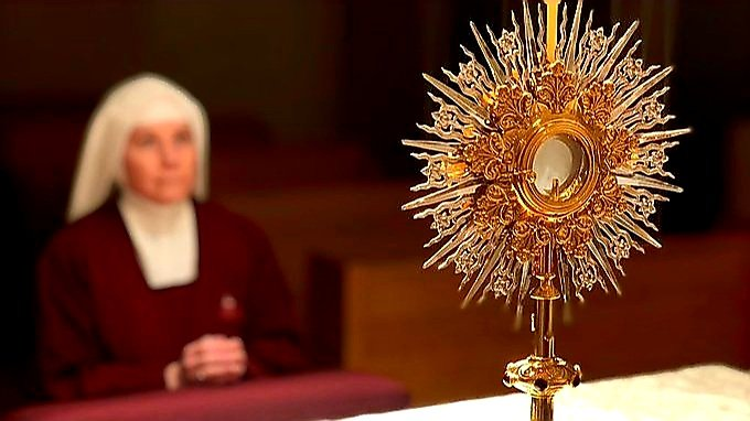 javroh's tweet photo. Irradia, Señor, Tu Amor restaurador
desde Tu Presencia real en la Eucaristía;
que alcance a quienes se acerquen a Ella,
con mayor o menor devoción,
e incluso a quienes Te sean hostiles.
#TeAdoramos #JuevesEucarístico #22Ene https://t.co/Rzfg64x9Gf