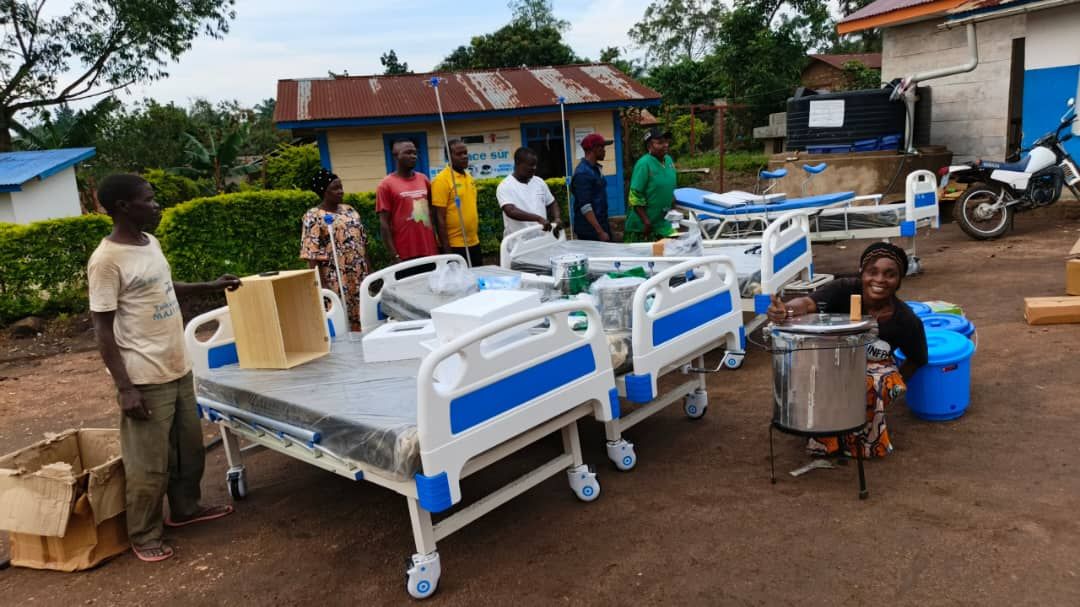 caredrc's tweet image. 📍#Ituri !
Le Centre de Santé #Bey a 19 428 hab, et disposait un bâtiment, limitant l’accès aux soins, le centre a été renforcé grâce à @GAC_Corporate via le projet #CAP24 
➡️Avant 13–16 patients/jour est passé à 30–40/j
🏥Soins de qualité, confiance retrouvée.
@CARE,@ongfeconde