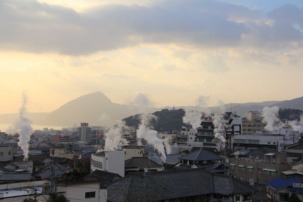 冬の朝、目が覚めたら湯けむりの街にいた。
関西からSORIN号に揺られ、朝一番の別府へ。
冷えた体で向かう「温泉巡り」。 静かな朝の湯船で温まり、火照った体で冬の澄んだ空気を吸い込む。
この冬、ちょっと贅沢な「時間の使い方」をしてみませんか。
#別府 #温泉巡り #冬旅 #SORIN号 #大分バス