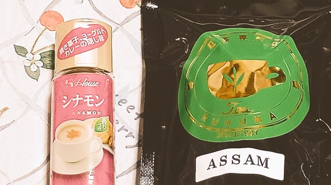 今日のお飲みものは、アッサムにシナモンとミルクを加えたチャイを淹れました