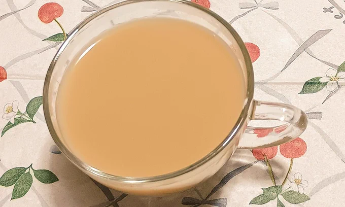 今日のお飲みものは、アッサムにシナモンとミルクを加えたチャイを淹れました