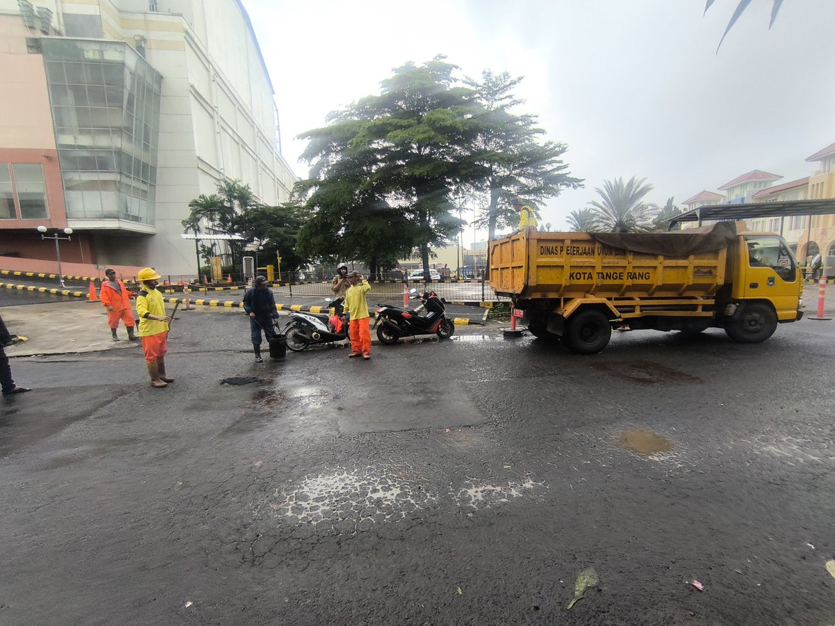 dari cara nge aspal jalannya, kok keliatan KUAT ya